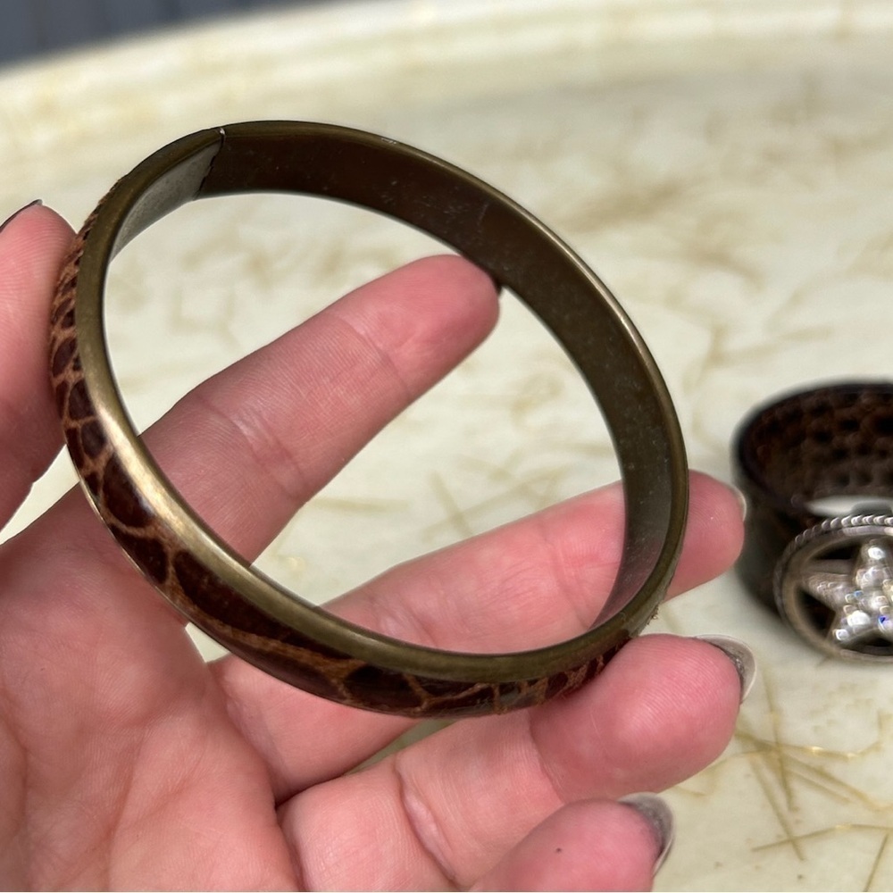 Set of Two Leather Bracelets with Star and Giraffe Print Design Western Texas - Picture 4 of 10